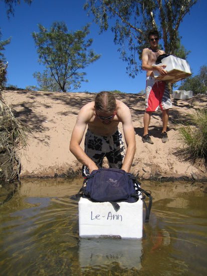 Wir durchqueren einen See. Zum Glück gabs Styroporboxen für die Rucksäcke