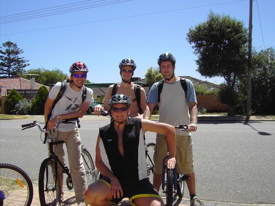 v.l. ich Sebastian Manfred und Soeren auf dem Weg zum Strand