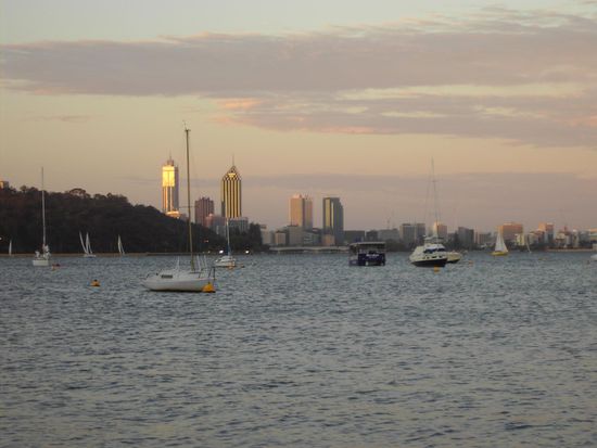 Perth skyline am Abend - Sicht vom Unistrand