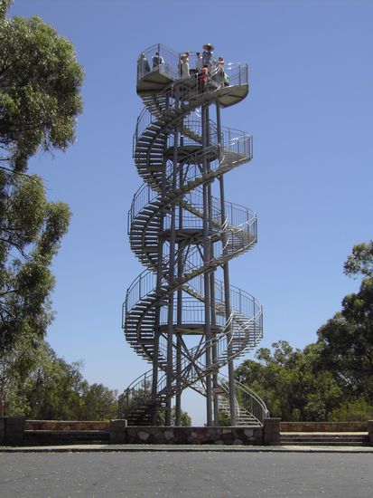 Der erste, der mir schreibt wie dieser Turm wohl heisst bekommt von mir einen ausgegeben, wenn ich wieder daheim bin.