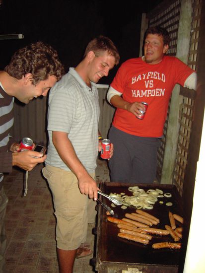 Gavin beim Wuerstchen grillen