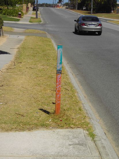 Typische Bushaltestelle in einem Vorort