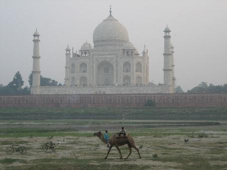 Taj Mahal vom anderen Ufer aus