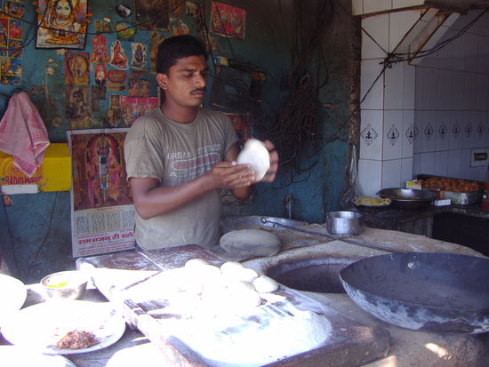 Das Chapati-Brot wird im Restaurant gebacken