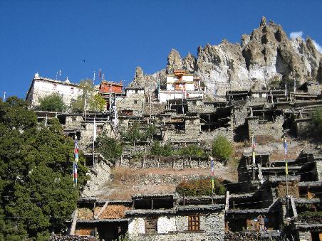 Braga mit der Gompa oberhalb