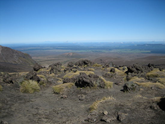 Wenn man ganz genau hinsieht, hann man halb links mit viel Phantsie Mount Taranaki sehen