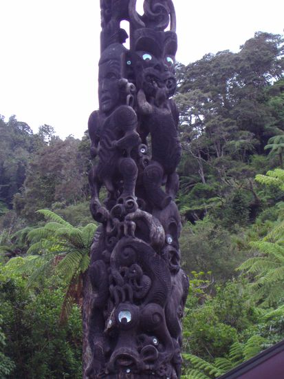 Eine Art Materpfahl neben dem Versammlungshau (die genaue Bedeutung kenne ich leider nicht)