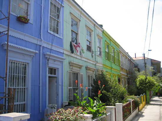 Unser Hostel ist das blaue Haus ganz hinten links