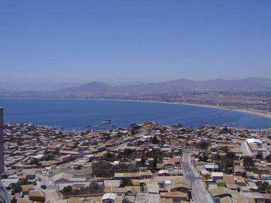 Blick von oben, auf der anderen Seite der Bucht ist La Sarena