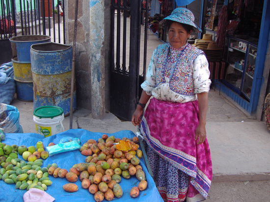 traditionell gekleidete Marktfrau