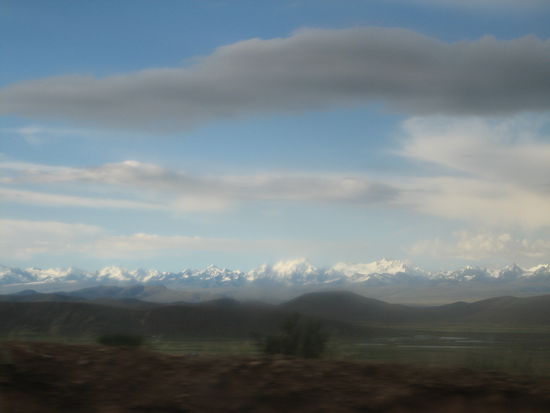 Die Aussicht aus dem Bus auf die Cordillera Real, leider etwas verschwommen.