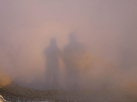zwei myterioese Gestallten im Nebel