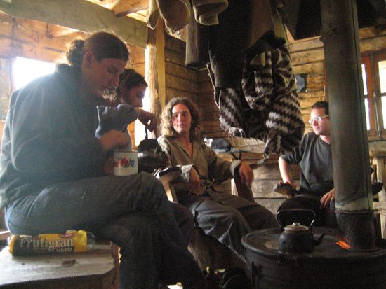 Gemütlich um den Ofen versammelt