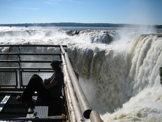 Helena lässt die Wasserfälle auf sich wirken