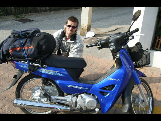 mit diesen bikes (125ccm) sind wir fuer etwa 5 tage unterwegs um einige orte der provinzen von mae hong son und chiang mai zu entdecken. meines ist dabei rot, damit man mich auch gut sieht auf der strasse, denn 'keep left'!