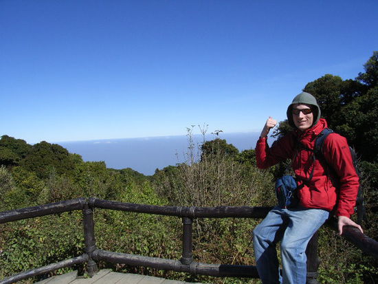 doi inthanon, gut 2500 meter ueber meer, deshalb auch erstaunlich viele kleider. im hintegrund war ein gemisch von wolken und wie ich glaube auch viel viel smog sichtbar. pollution pollution...