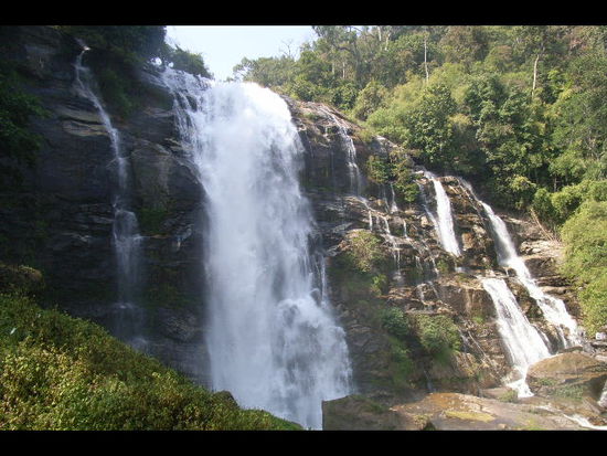 ein beachtlicher wasserfall, vor dem doi inthanon im nationalpark