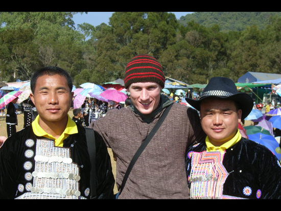 ein erinnerunsfoto von unserer bekanntschaft mit den hmong hill tribes. der mann links sprach dabei ein erstaunlich gutes englisch... das ich nicht alles so genau verstanden habe, liegt vermutlich mehr an meinem englisch... anyway, eine eindrueckliche begegnung und dann noch am Weihnachtstag!!!!