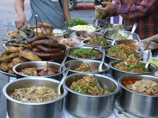 essen und thailand, das waere ein eigenes kapitel. einfach unglaublich was man auf den maerkten alles haben kann, und bis jetzt habe ich nur gut gegessen. fruechte, shakes, zig sorten reis, nudeln in vielen variationen, chicken, pork, meerestiere, fritiertes, curry, etc. etc.... einfach sensationell. und es gibt noch soviel zu probieren. ich habe fuer mich die regel aufgestellt, dass ich etwas nur probiere wenn ich auch annaehrend weiss, was es ist, denn da gibt es wirklich allerhand.