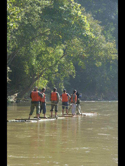 die meiste zeit des rafting verlief in gemaechlichen gewaesser wie hier. doch achtung hin und wieder gab es dann ganz heikle stellen und ich war ja wie gesagt zuhinterst....