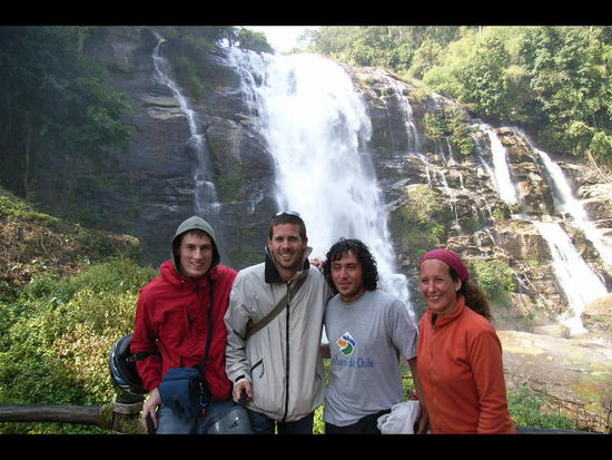 gewisse leute, trifft man immer wieder. cristiano und maria aus suedamerika. wir sind uns in lampang, in chiang mai und hier begegnet. und ich glaube es war nicht das letzte mal, schauen wir mal, was die zeit bringt...