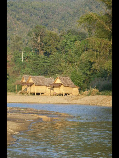 damit ihr auch ein bisschen traeumen koennt. davon gibt es in pai am river unzaehlige. die einen wirklich malerisch gelgegen, die andern weniger.