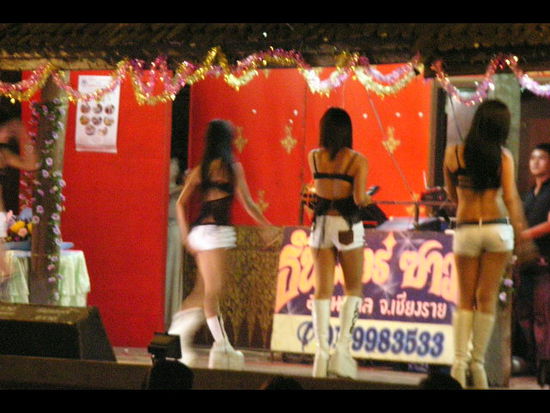 tanzshow beim nightbazar. leider habe ich im falschen moment abgedrueckt.