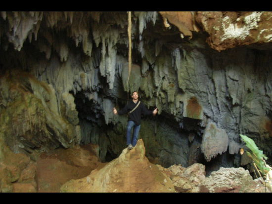pearl cave, nach einer fahrt ueber stock und stein... zum glueck sind die bikes ziemlich robust!