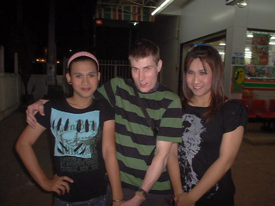 me and two ladyboys in sukhothai: mein veraengstigter blick liegt wohl daran, dass diese zwei damen bzw. herren sehr freundlich und zuvorkommend waren. einfach speziell, auch darueber koennte man seiten schreiben...