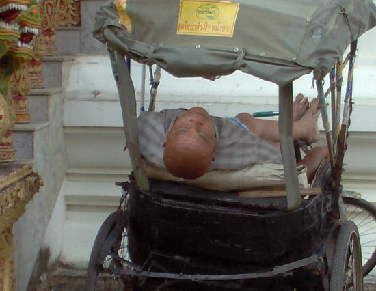 erwaehnenswert, weil einerseits speziell und anderseits weil es eine wichtige komponente des alltags zeigt.
rischkafahrer sieht man hier in thailand selten und nur noch in einigen ortschaften.
das warten auf kundschaft belaeuft sich jeden tag auf mehrere
stunden (natuerlich meine schaetzung). doch dieser mann hat sein nickerchen glaub ich wirklich verdient.
