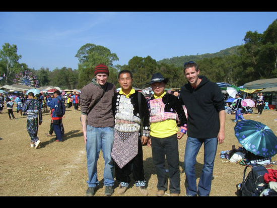 die eindrueckliche begegnung mit den hmong hill tribes an ihrem festival. sehr freundliche und interessierte menschen