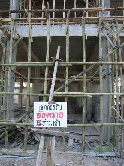 versteht ihr was auf dem schild steht? speziell war auch, die bambusabsperrung. ueberhaupt bambus wird hier sehr vielseitig eingesetzt. es soll hier in thailand uebrigens ueber 15 verschiedene sorten geben.