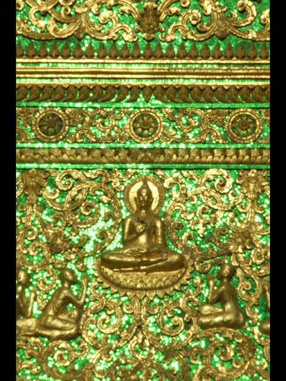 ein ausschnitt vom folgenden tempel. ein sitzender buddha umringt von einigen untergebenen.