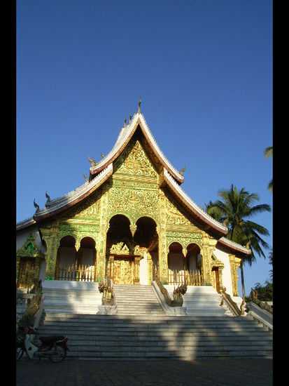 der tempel im park vom royal
museum (absolut sehenswert). leider habe ich den namen gerade vergessen. ist ja auch zweitrangig, auf jeden fall ein sehr schoener in einer phaenomenalen umgebung.