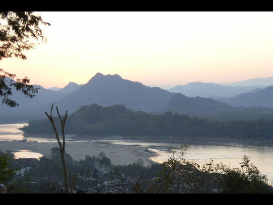 blick vom phousi in luang prabang (aussichtspunkt mit tempel).