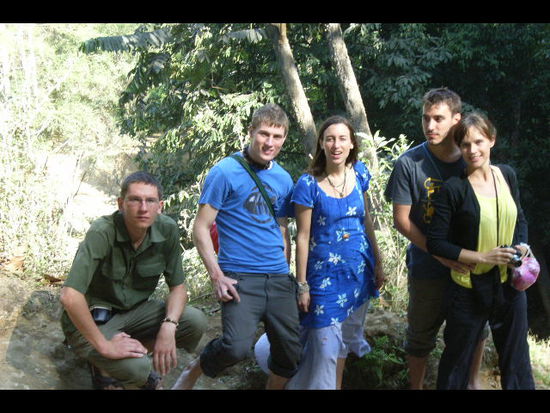 ein teil unserer tuk tuk gruppe beim besuch des kwang xi wasserfalls in luang prabang province (absolut sehenswert). eine sehr wichtige person fehlt - remy le figaro. doch die anderen waren auch nicht ohne. von links, der grosse urs (ein deutscher schweizer), moi, carina (ebenso aus der schweiz) und germain et aude aus der bretagne. weiter war noch ein finnisches paar und zwei kanadier in unserem stark geforderten tuk tuk bzw. songtho.