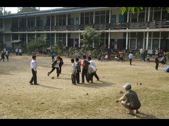pausensport in einer schule luang prabangs. fussball wird glaub ich wirklich ueberall gespielt. man benoetigt einen ball und mitspieler und damit hat es sich...