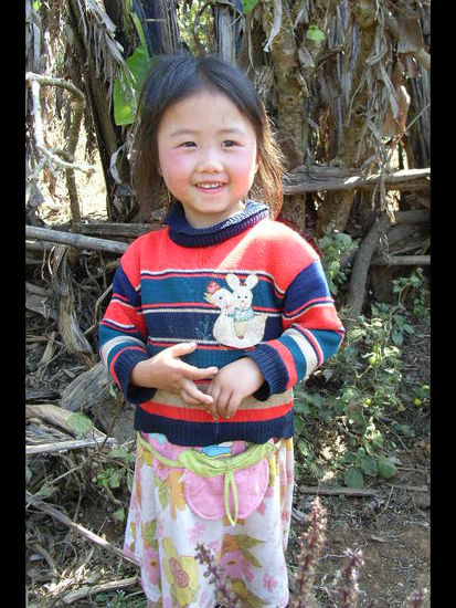 ein sehr interessiertes und aufgewecktes maedchen im besuchten hmong village, das sich gerne fotografieren liess.