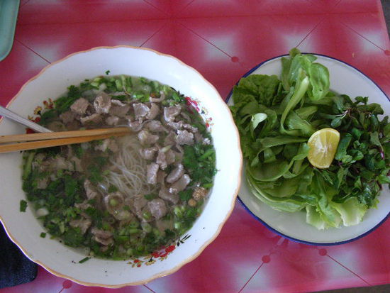 nudelsuppe mit viel gemuese. ihr seht ich esse meist sehr gesund...