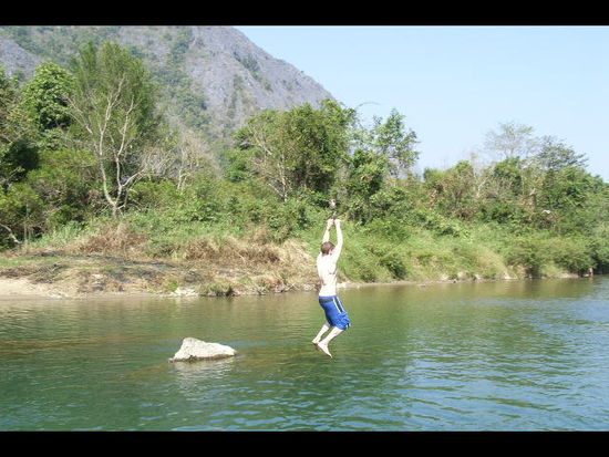 sprung ins kalte nass in vang vieng beim hochpopulaeren tubing.