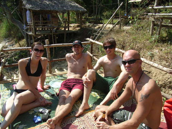 meine tubinggruppe. anna (australia), remy, chris (australia) und
gabriel (hungary).