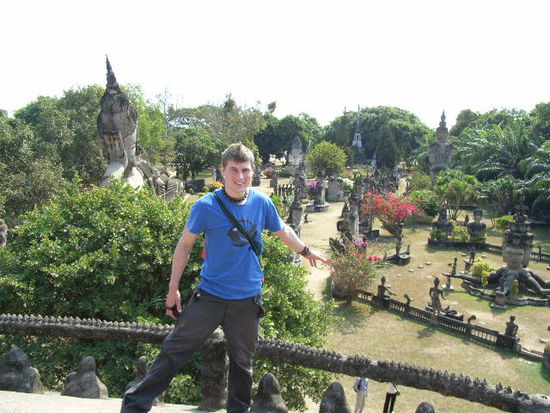 der park hat zwar keine religioese Bedeutung aber man findet hunderte von Buddha und Hindu-Statuen.