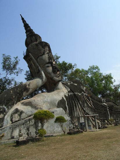 liegender buddha, unglaublich gross.