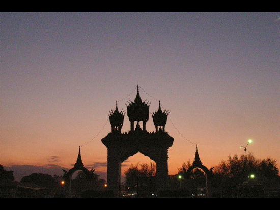 das pendant zum franzoesischen l'arc de triomphe. patuxai in vientiane