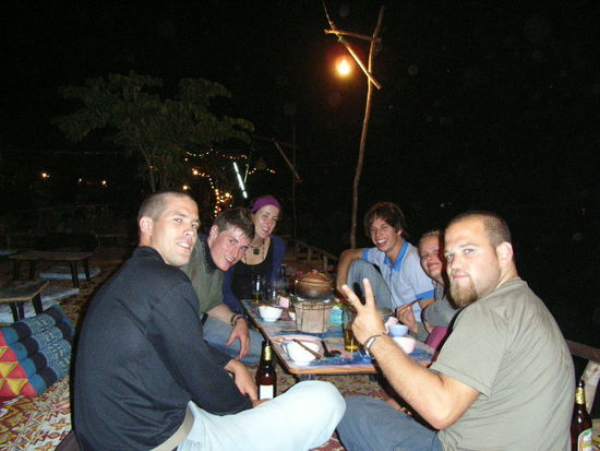 eine art fondue chinoise genossen am mekong nach dem sonnenuntergang mit tollen menschen. australien, france et la suisse. ich weiss ihr koenntet neidisch werden.