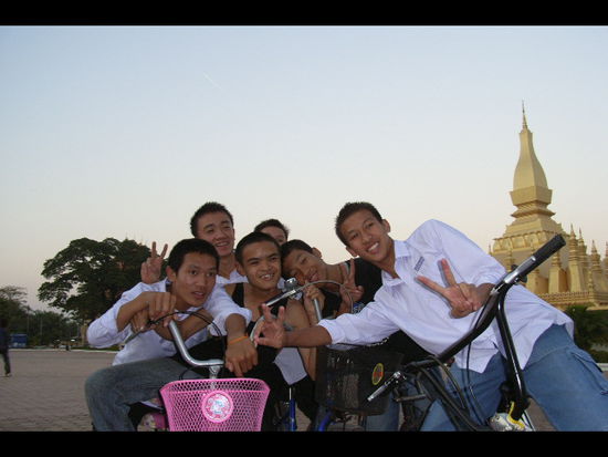 die jugend von vientiane, ein sympathischer haufen. ich habe sie uebrigens nicht darum gebeten so zu posieren...