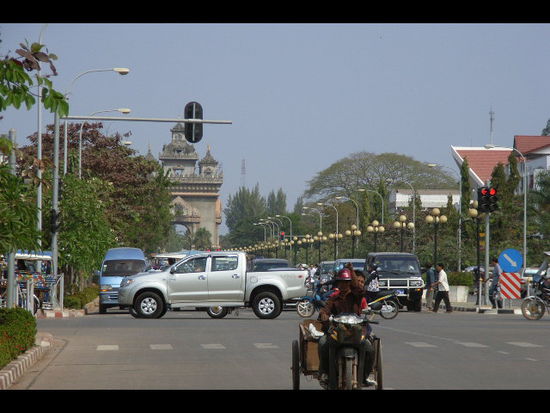 die laotische version des l'arc de triomphe. in einigen laotischen staedten hat die zeit unter der kolonialmacht frankreichs architektonische spuren hinterlassen.