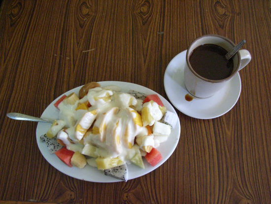 in vientiane da gab es ein kaffee mit der fuer mich wohl groessten auswahl an fruechten. shakes bis zum geht nicht mehr. hier mein fruehstueck lao coffee und eine fruchtplatte mit joghurt. preis ungefaehr SFR. 1.60.-!!! was soll man da noch sagen?