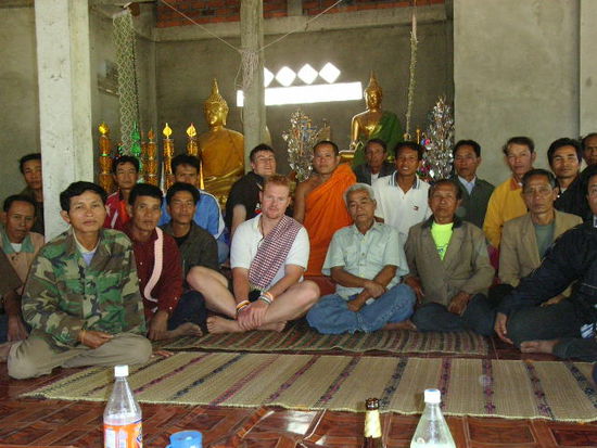 gruppenbild nach der zeremonie im tempel. extra fuer uns wurden zwei huehner geopfert.