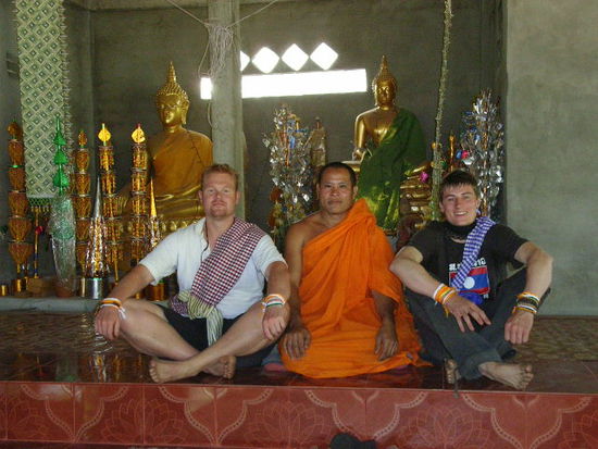 robbert, der moench und ich. an den armen seht ihr wieviel wuensche fuer gute gesundheit und glueck uns auf den weg gegeben wurde.